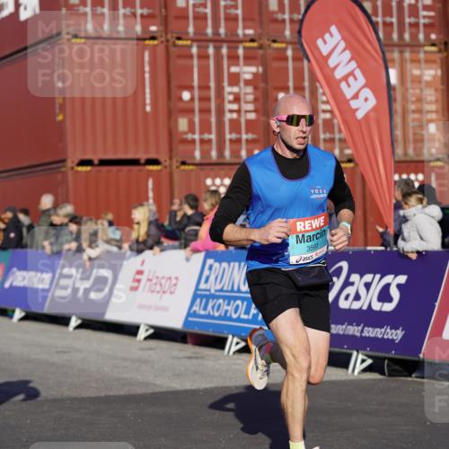 03.10.2025 - Köhlbrandbrückenlauf Michael Burmester http://msf.ph/oto/8994344 03.10.2025 09:56:09 Ziel 1230, 3183, 3223, 3249, 3337, 3593, 3834 meine-sportfotos.de