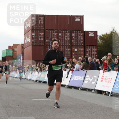 03.10.2025 - Köhlbrandbrückenlauf Yannick Fuchs http://msf.ph/oto/8994346 03.10.2025 16:04:36 Ziel 7248, 7455, 7526, 8937, 9696 meine-sportfotos.de