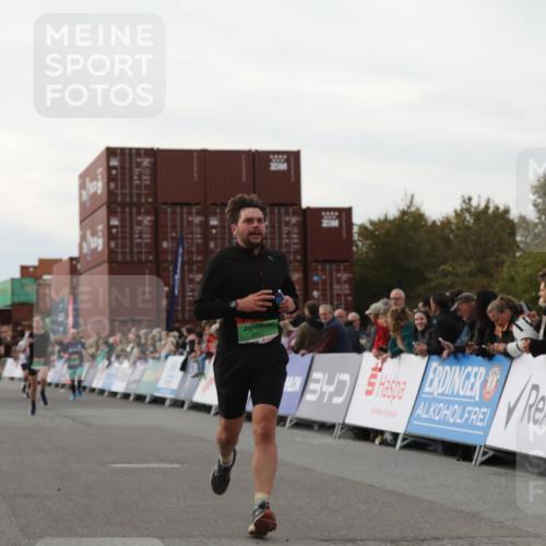 03.10.2025 - Köhlbrandbrückenlauf Yannick Fuchs http://msf.ph/oto/8994365 03.10.2025 16:04:36 Ziel 7248, 7455, 7526, 8937, 9696 meine-sportfotos.de