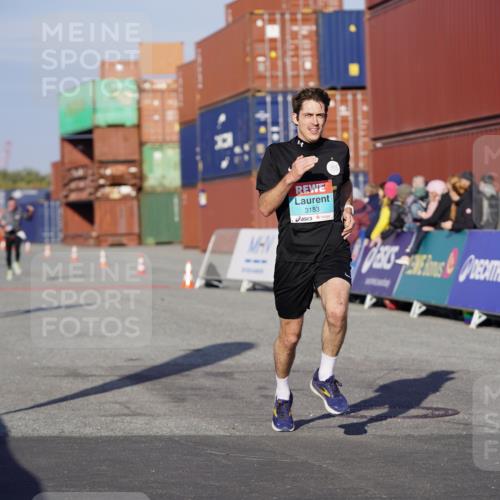 03.10.2025 - Köhlbrandbrückenlauf Michael Burmester http://msf.ph/oto/8994381 03.10.2025 09:56:12 Ziel 1069, 1230, 3183, 3337, 3593, 3834 meine-sportfotos.de