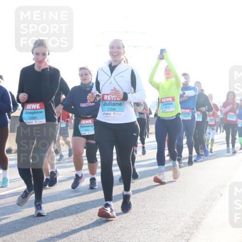 03.10.2025 - Köhlbrandbrückenlauf Luisa Fischer http://msf.ph/oto/8994387 03.10.2025 10:23:45 Position 3 2289, 1497, 2356, 2213, 1 meine-sportfotos.de