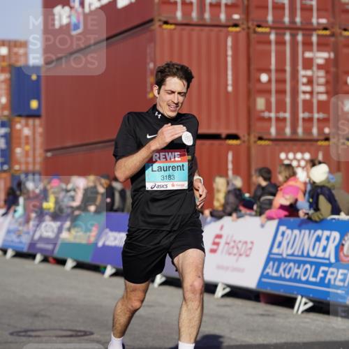 03.10.2025 - Köhlbrandbrückenlauf Michael Burmester http://msf.ph/oto/8994392 03.10.2025 09:56:13 Ziel 1069, 1230, 3183, 3337, 3593, 3834 meine-sportfotos.de