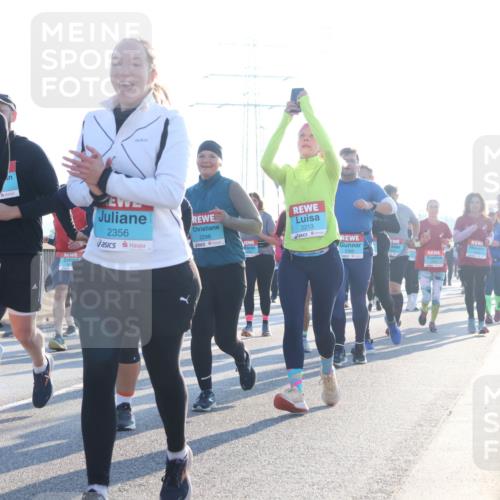 03.10.2025 - Köhlbrandbrückenlauf Luisa Fischer http://msf.ph/oto/8994396 03.10.2025 10:23:46 Position 3 2289, 2356, 2296, 2213, 1 meine-sportfotos.de