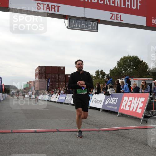 03.10.2025 - Köhlbrandbrückenlauf Yannick Fuchs http://msf.ph/oto/8994400 03.10.2025 16:04:38 Ziel 7147, 7192, 7248, 7455, 7526, 8937, 9696 meine-sportfotos.de