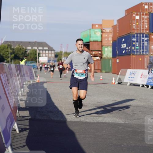 03.10.2025 - Köhlbrandbrückenlauf Michael Burmester http://msf.ph/oto/8994413 03.10.2025 09:56:15 Ziel 1069, 3183, 3337, 3354, 3593, 3834 meine-sportfotos.de