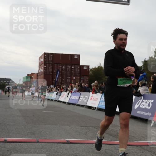 03.10.2025 - Köhlbrandbrückenlauf Yannick Fuchs http://msf.ph/oto/8994416 03.10.2025 16:04:38 Ziel 7147, 7192, 7248, 7455, 7526, 8937, 9696 meine-sportfotos.de