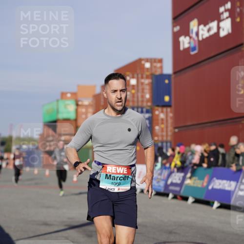 03.10.2025 - Köhlbrandbrückenlauf Michael Burmester http://msf.ph/oto/8994418 03.10.2025 09:56:16 Ziel 1069, 3183, 3337, 3354, 3593 meine-sportfotos.de