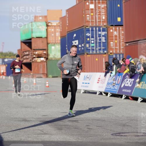 03.10.2025 - Köhlbrandbrückenlauf Michael Burmester http://msf.ph/oto/8994429 03.10.2025 09:56:19 Ziel 1069, 1421, 3183, 3354 meine-sportfotos.de