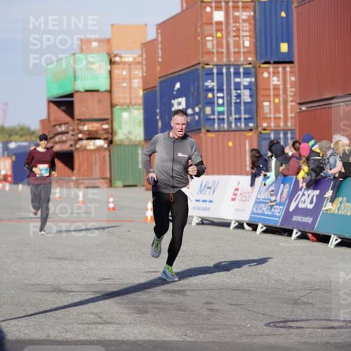 03.10.2025 - Köhlbrandbrückenlauf Michael Burmester http://msf.ph/oto/8994434 03.10.2025 09:56:19 Ziel 1069, 1421, 3183, 3354 meine-sportfotos.de