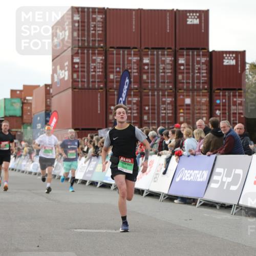 03.10.2025 - Köhlbrandbrückenlauf Yannick Fuchs http://msf.ph/oto/8994436 03.10.2025 16:04:39 Ziel 7147, 7192, 7248, 7526, 8254, 8937, 9696 meine-sportfotos.de