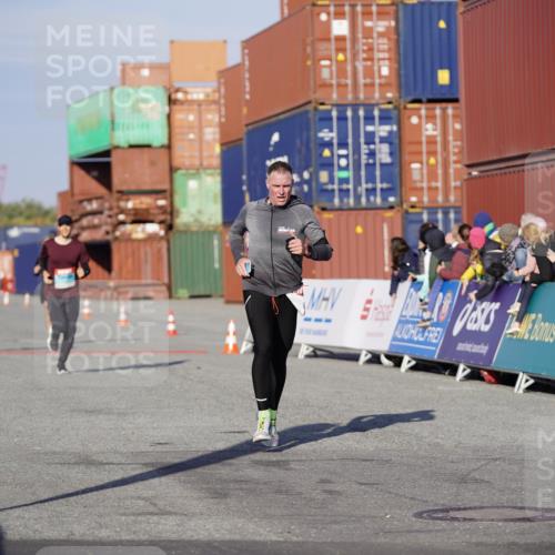 03.10.2025 - Köhlbrandbrückenlauf Michael Burmester http://msf.ph/oto/8994441 03.10.2025 09:56:19 Ziel 1069, 1421, 3183, 3354 meine-sportfotos.de