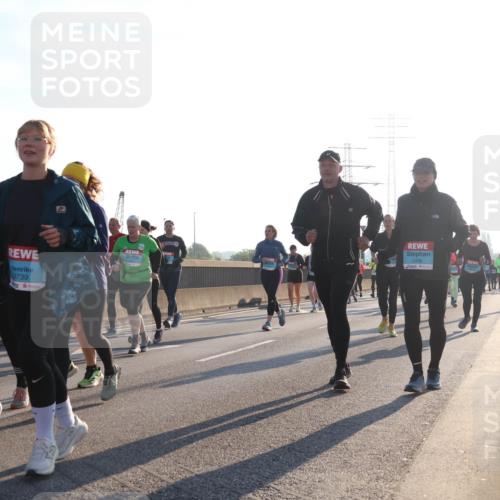 03.10.2025 - Köhlbrandbrückenlauf Luisa Fischer http://msf.ph/oto/8994447 03.10.2025 10:23:55 Position 3 3367, 3746, 3739, 1 meine-sportfotos.de