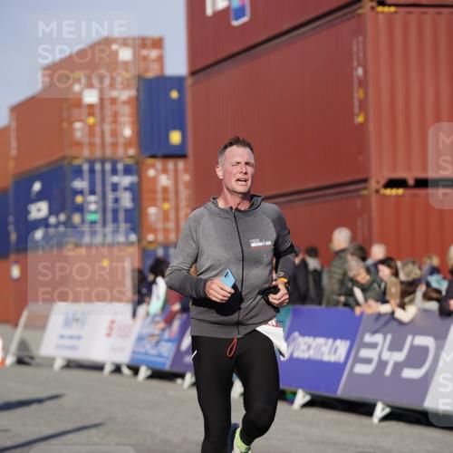 03.10.2025 - Köhlbrandbrückenlauf Michael Burmester http://msf.ph/oto/8994452 03.10.2025 09:56:21 Ziel 1069, 1085, 1421, 3354 meine-sportfotos.de