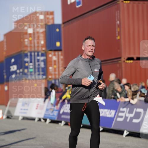 03.10.2025 - Köhlbrandbrückenlauf Michael Burmester http://msf.ph/oto/8994457 03.10.2025 09:56:21 Ziel 1069, 1085, 1421, 3354 meine-sportfotos.de
