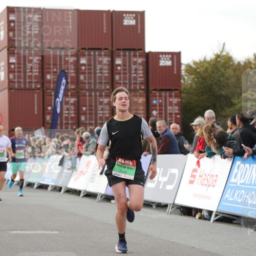 03.10.2025 - Köhlbrandbrückenlauf Yannick Fuchs http://msf.ph/oto/8994465 03.10.2025 16:04:39 Ziel 7147, 7192, 7248, 7526, 8254, 8937, 9696 meine-sportfotos.de