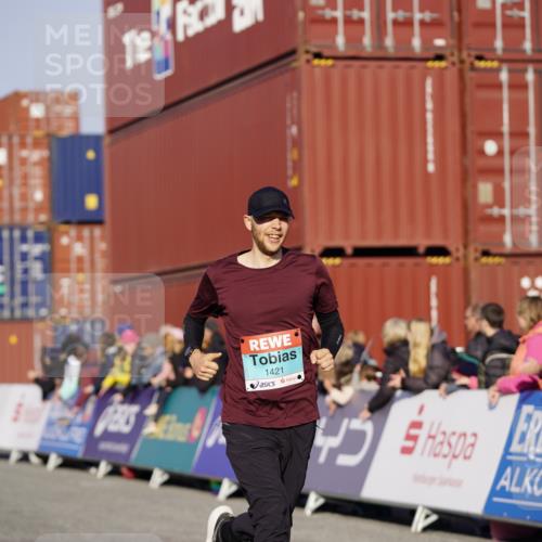03.10.2025 - Köhlbrandbrückenlauf Michael Burmester http://msf.ph/oto/8994475 03.10.2025 09:56:24 Ziel 1085, 1421, 3354, 3544 meine-sportfotos.de