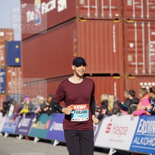 03.10.2025 - Köhlbrandbrückenlauf Michael Burmester http://msf.ph/oto/8994480 03.10.2025 09:56:24 Ziel 1085, 1421, 3354, 3544 meine-sportfotos.de