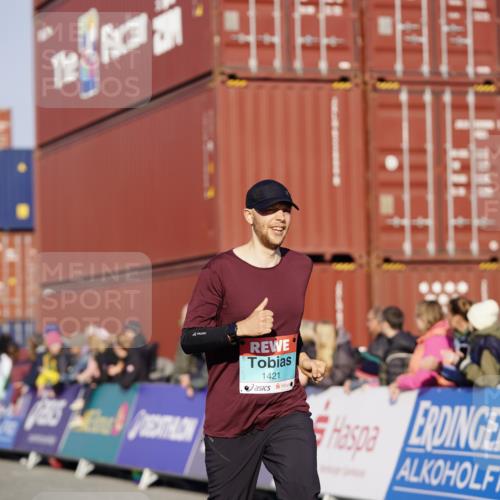 03.10.2025 - Köhlbrandbrückenlauf Michael Burmester http://msf.ph/oto/8994487 03.10.2025 09:56:24 Ziel 1085, 1421, 3354, 3544 meine-sportfotos.de