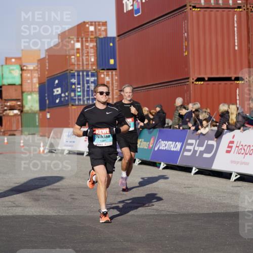 03.10.2025 - Köhlbrandbrückenlauf Michael Burmester http://msf.ph/oto/8994520 03.10.2025 09:56:26 Ziel 1085, 1421, 3354, 3402, 3544 meine-sportfotos.de