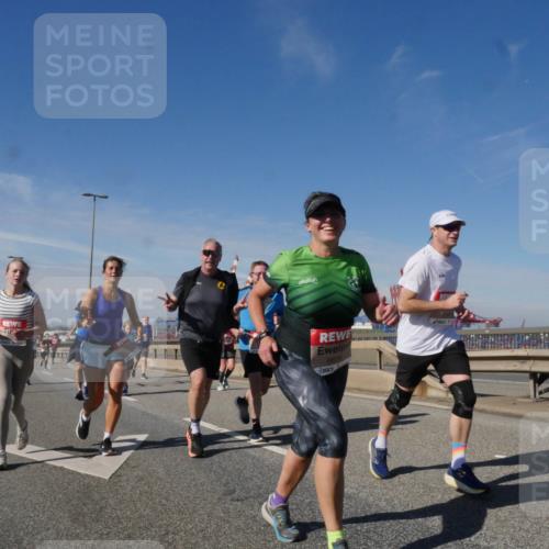 03.10.2025 - Köhlbrandbrückenlauf Matties Gatica Varas http://msf.ph/oto/8994522 03.10.2025 12:48:25 Position 2 6626 meine-sportfotos.de