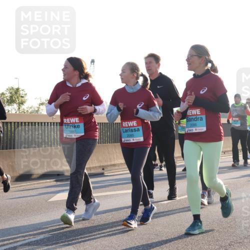 03.10.2025 - Köhlbrandbrückenlauf Luisa Fischer http://msf.ph/oto/8994528 03.10.2025 10:24:03 Position 3 1880, 2085, 2086 meine-sportfotos.de