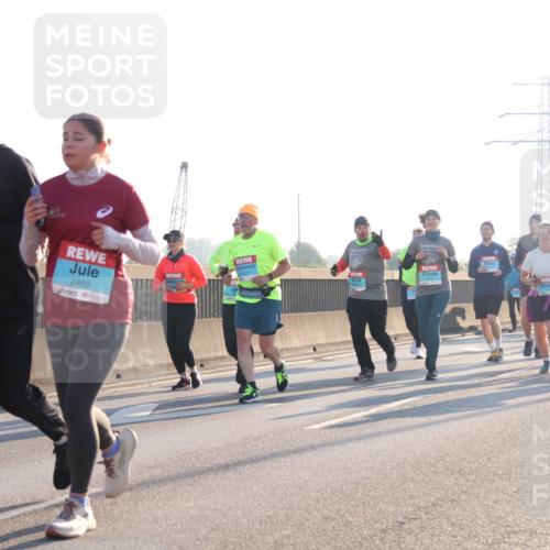 03.10.2025 - Köhlbrandbrückenlauf Luisa Fischer http://msf.ph/oto/8994545 03.10.2025 10:24:05 Position 3 2427, 2511, 2465 meine-sportfotos.de