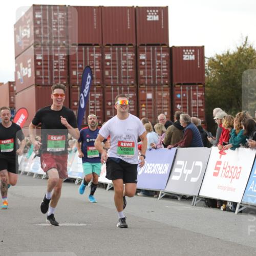 03.10.2025 - Köhlbrandbrückenlauf Yannick Fuchs http://msf.ph/oto/8994546 03.10.2025 16:04:42 Ziel 7147, 7192, 7248, 7425, 7513, 7526, 8254, 9696 meine-sportfotos.de