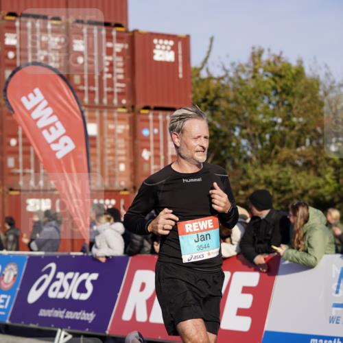 03.10.2025 - Köhlbrandbrückenlauf Michael Burmester http://msf.ph/oto/8994550 03.10.2025 09:56:28 Ziel 1085, 1421, 3402, 3544 meine-sportfotos.de