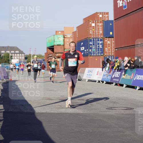 03.10.2025 - Köhlbrandbrückenlauf Michael Burmester http://msf.ph/oto/8994557 03.10.2025 09:56:30 Ziel 1085, 1103, 1421, 3402, 3544, 3763 meine-sportfotos.de
