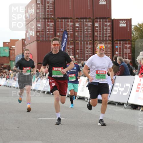 03.10.2025 - Köhlbrandbrückenlauf Yannick Fuchs http://msf.ph/oto/8994559 03.10.2025 16:04:42 Ziel 7147, 7192, 7248, 7425, 7513, 7526, 8254, 9696 meine-sportfotos.de