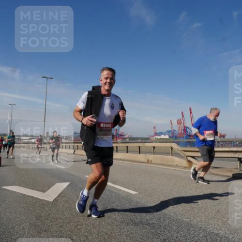 03.10.2025 - Köhlbrandbrückenlauf Matties Gatica Varas http://msf.ph/oto/8994568 03.10.2025 12:48:31 Position 2 4686 meine-sportfotos.de