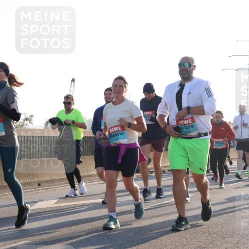 03.10.2025 - Köhlbrandbrückenlauf Luisa Fischer http://msf.ph/oto/8994577 03.10.2025 10:24:08 Position 3 2212, 3453, 3439, 3393 meine-sportfotos.de