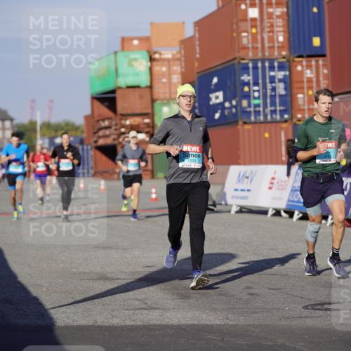 03.10.2025 - Köhlbrandbrückenlauf Michael Burmester http://msf.ph/oto/8994587 03.10.2025 09:56:34 Ziel 1103, 1261, 3402, 3544, 3763 meine-sportfotos.de