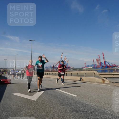 03.10.2025 - Köhlbrandbrückenlauf Matties Gatica Varas http://msf.ph/oto/8994616 03.10.2025 12:48:36 Position 2 111, 118 meine-sportfotos.de