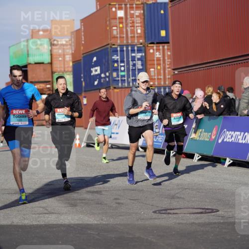 03.10.2025 - Köhlbrandbrückenlauf Michael Burmester http://msf.ph/oto/8994624 03.10.2025 09:56:37 Ziel 1023, 1065, 1103, 1150, 1261, 1703, 3402, 3763 meine-sportfotos.de