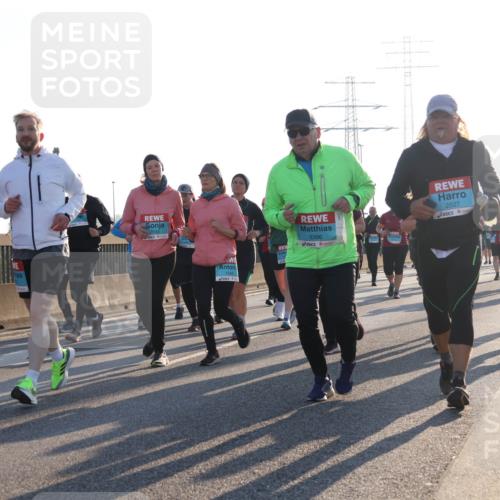 03.10.2025 - Köhlbrandbrückenlauf Luisa Fischer http://msf.ph/oto/8994626 03.10.2025 10:24:13 Position 3 2012, 3396, 1546, 2527, 1 meine-sportfotos.de