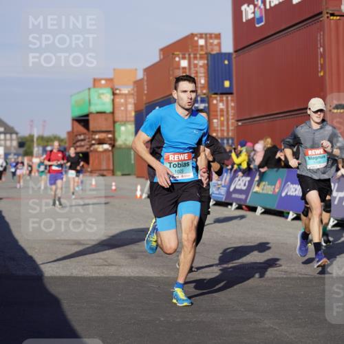 03.10.2025 - Köhlbrandbrückenlauf Michael Burmester http://msf.ph/oto/8994642 03.10.2025 09:56:38 Ziel 1023, 1065, 1103, 1150, 1261, 1703, 3402, 3491, 3763 meine-sportfotos.de
