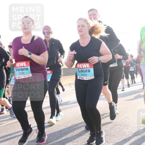 03.10.2025 - Köhlbrandbrückenlauf Luisa Fischer http://msf.ph/oto/8994652 03.10.2025 10:24:15 Position 3 2621, 2438, 2434, 3588 meine-sportfotos.de