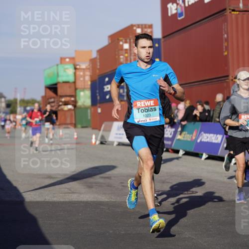 03.10.2025 - Köhlbrandbrückenlauf Michael Burmester http://msf.ph/oto/8994653 03.10.2025 09:56:39 Ziel 1023, 1065, 1103, 1150, 1261, 1703, 3491, 3763 meine-sportfotos.de