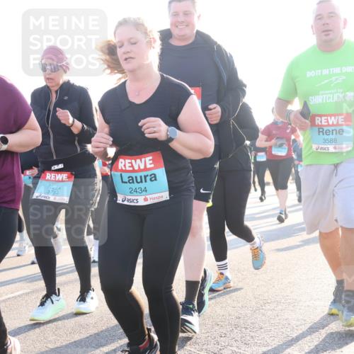 03.10.2025 - Köhlbrandbrückenlauf Luisa Fischer http://msf.ph/oto/8994657 03.10.2025 10:24:16 Position 3 2438, 3784, 2434, 3588 meine-sportfotos.de