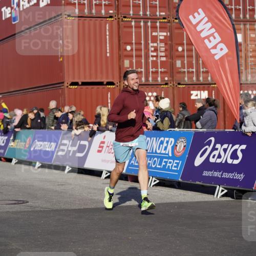 03.10.2025 - Köhlbrandbrückenlauf Michael Burmester http://msf.ph/oto/8994672 03.10.2025 09:56:41 Ziel 1023, 1065, 1103, 1150, 1261, 1703, 3491, 3531, 3763 meine-sportfotos.de
