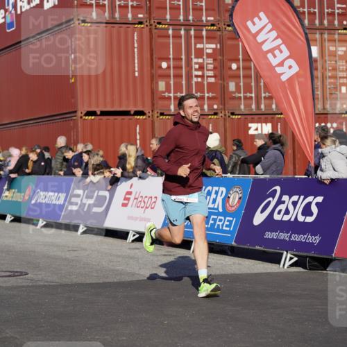 03.10.2025 - Köhlbrandbrückenlauf Michael Burmester http://msf.ph/oto/8994679 03.10.2025 09:56:41 Ziel 1023, 1065, 1103, 1150, 1261, 1703, 3491, 3531, 3763 meine-sportfotos.de