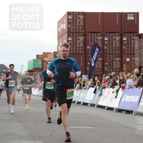 03.10.2025 - Köhlbrandbrückenlauf Yannick Fuchs http://msf.ph/oto/8994680 03.10.2025 16:04:46 Ziel 7006, 7132, 7147, 7192, 7425, 7513, 7526, 7568, 8254, 9176, 9696 meine-sportfotos.de