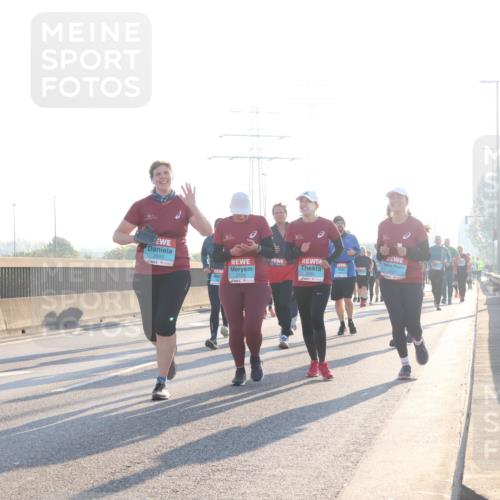 03.10.2025 - Köhlbrandbrückenlauf Luisa Fischer http://msf.ph/oto/8994681 03.10.2025 10:24:17 Position 3 2, 2332, 2725, 1 meine-sportfotos.de