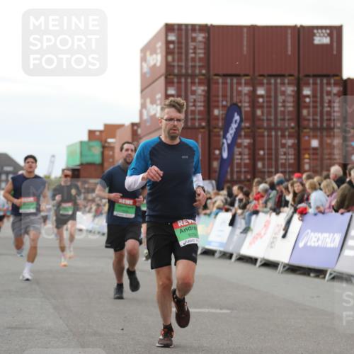 03.10.2025 - Köhlbrandbrückenlauf Yannick Fuchs http://msf.ph/oto/8994687 03.10.2025 16:04:47 Ziel 7006, 7132, 7147, 7192, 7222, 7425, 7513, 7526, 7568, 8254, 9176, 9696 meine-sportfotos.de