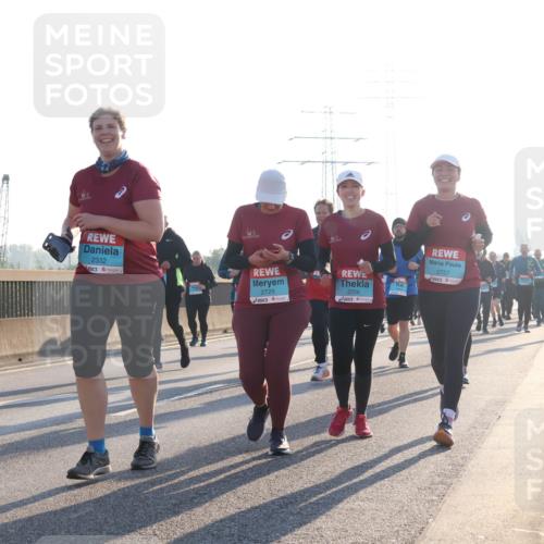 03.10.2025 - Köhlbrandbrückenlauf Luisa Fischer http://msf.ph/oto/8994692 03.10.2025 10:24:18 Position 3 2332, 2725, 2726, 2727, 1 meine-sportfotos.de