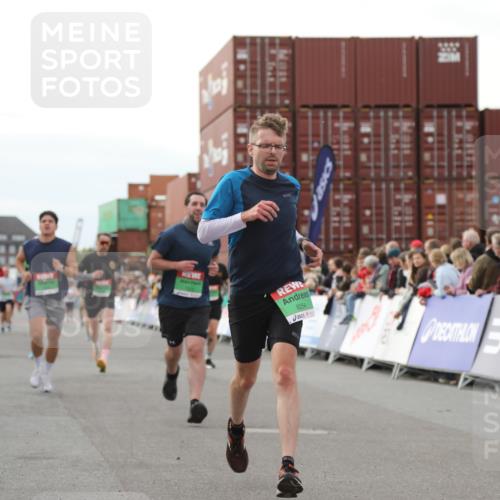 03.10.2025 - Köhlbrandbrückenlauf Yannick Fuchs http://msf.ph/oto/8994694 03.10.2025 16:04:47 Ziel 7006, 7132, 7147, 7192, 7222, 7425, 7513, 7526, 7568, 8254, 9176, 9696 meine-sportfotos.de