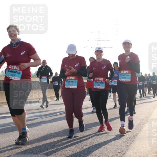03.10.2025 - Köhlbrandbrückenlauf Luisa Fischer http://msf.ph/oto/8994696 03.10.2025 10:24:19 Position 3 2332, 2725, 2726, 2727, 1 meine-sportfotos.de