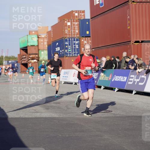 03.10.2025 - Köhlbrandbrückenlauf Michael Burmester http://msf.ph/oto/8994698 03.10.2025 09:56:43 Ziel 1023, 1050, 1065, 1150, 1261, 1703, 3491, 3531 meine-sportfotos.de
