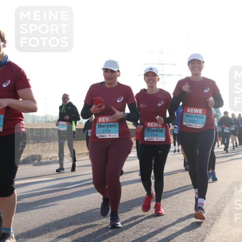 03.10.2025 - Köhlbrandbrückenlauf Luisa Fischer http://msf.ph/oto/8994699 03.10.2025 10:24:19 Position 3 2332, 2725, 2726, 2727, 1 meine-sportfotos.de